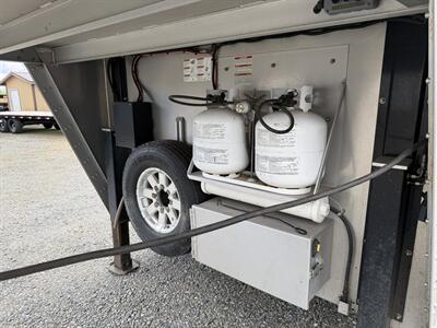 2016 Featherlite Legend Edition 4-Horse w/Living Quarters & Slide   - Photo 18 - Olympia, WA 98501