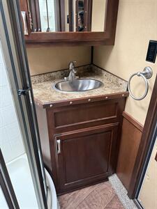 2016 Featherlite Legend Edition 4-Horse w/Living Quarters & Slide   - Photo 13 - Olympia, WA 98501