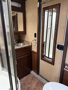 2016 Featherlite Legend Edition 4-Horse w/Living Quarters & Slide   - Photo 6 - Olympia, WA 98501