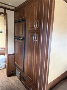 2016 Featherlite Legend Edition 4-Horse w/Living Quarters & Slide   - Photo 5 - Olympia, WA 98501