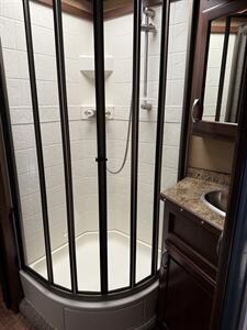 2016 Featherlite Legend Edition 4-Horse w/Living Quarters & Slide   - Photo 14 - Olympia, WA 98501