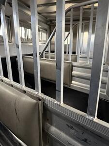 2016 Featherlite Legend Edition 4-Horse w/Living Quarters & Slide   - Photo 15 - Olympia, WA 98501