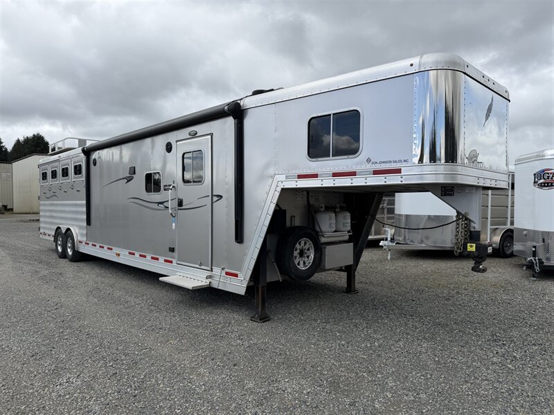 2016 Featherlite Legend Edition 4-Horse w/Living Quarters & Slide  