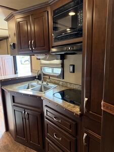 2016 Featherlite Legend Edition 4-Horse w/Living Quarters & Slide   - Photo 11 - Olympia, WA 98501