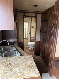 2016 Featherlite Legend Edition 4-Horse w/Living Quarters & Slide   - Photo 4 - Olympia, WA 98501