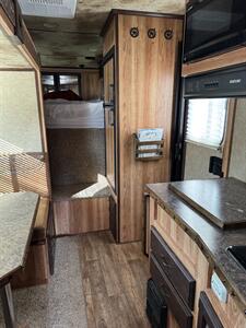 2013 Trails West Specialite 4-Horse w/Living Quarters   - Photo 13 - Olympia, WA 98501