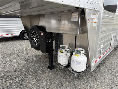 2027 4-Star Trailers 4-Horse w/10'8 " Living Quarters - Photo 2 - Olympia, WA 98501