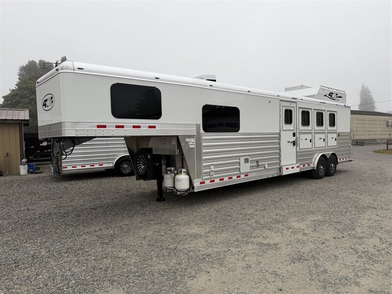 2027 4 Star Trailers 4-Horse w/10'8
