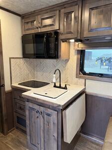 2027 4-Star Trailers 4-Horse w/10'8 " Living Quarters - Photo 6 - Olympia, WA 98501