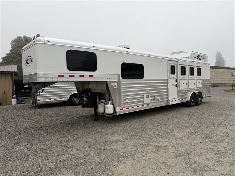 2027 4-Star Trailers 4-Horse w/10'8