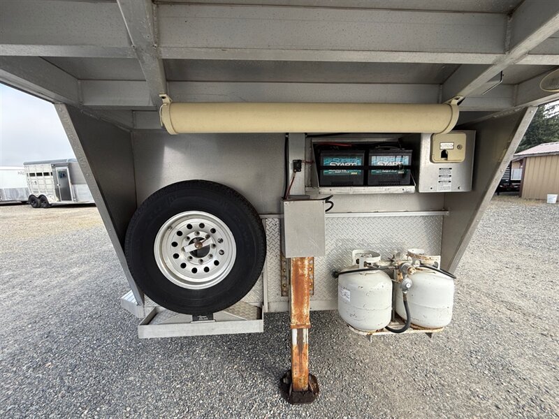 2005 Classic Trailers 3 Horse W/ 10' LQ  