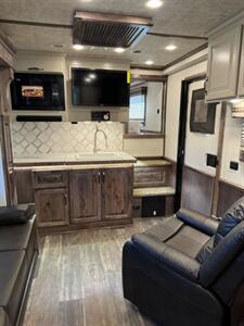2025 4 Star Trailers Living Quarters 3H LQ   - Photo 8 - Olympia, WA 98501