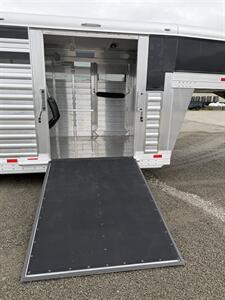 2027 4 Star Trailers 24' Show Cattle Trailer w/Ramps & Hydraulic Jack   - Photo 3 - Olympia, WA 98501