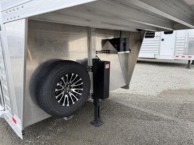 2027 4 Star Trailers 24' Show Cattle Trailer w/Ramps & Hydraulic Jack   - Photo 7 - Olympia, WA 98501