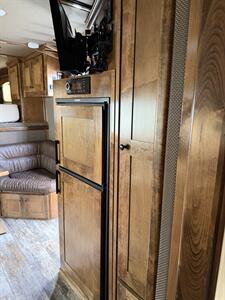 2022 Platinum Coach 4-Horse Living Quarters - Photo 9 - Olympia, WA 98501