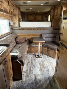 2022 Platinum Coach 4-Horse Living Quarters - Photo 7 - Olympia, WA 98501
