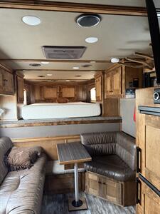 2022 Platinum Coach 4-Horse Living Quarters - Photo 18 - Olympia, WA 98501