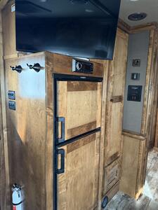 2022 Platinum Coach 4-Horse Living Quarters - Photo 13 - Olympia, WA 98501