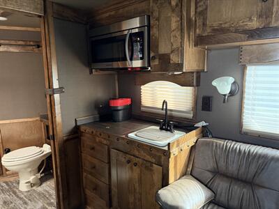 2022 Platinum Coach 4-Horse Living Quarters - Photo 12 - Olympia, WA 98501