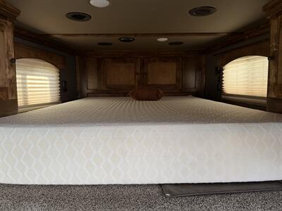 2022 Platinum Coach 4-Horse Living Quarters - Photo 11 - Olympia, WA 98501