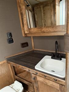 2022 Platinum Coach 4-Horse Living Quarters - Photo 14 - Olympia, WA 98501