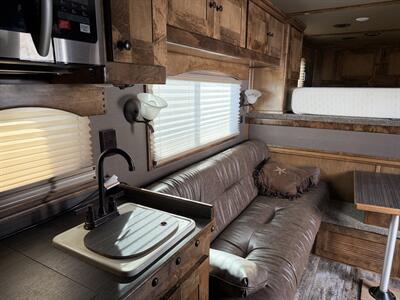 2022 Platinum Coach 4-Horse Living Quarters - Photo 8 - Olympia, WA 98501
