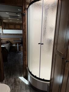 2022 Platinum Coach 4-Horse Living Quarters - Photo 16 - Olympia, WA 98501