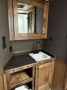 2022 Platinum Coach 4-Horse Living Quarters - Photo 17 - Olympia, WA 98501