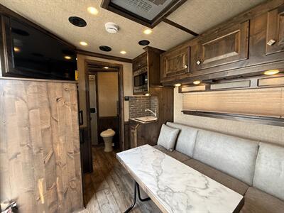 2025 4-STAR 3-HORSE LQ OUTBACK CUSTOMS   - Photo 6 - Olympia, WA 98501