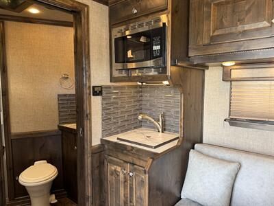 2025 4-STAR 3-HORSE LQ OUTBACK CUSTOMS   - Photo 7 - Olympia, WA 98501