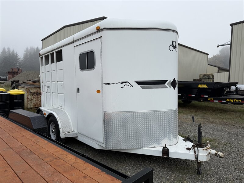 2002 Logan Coach Trailers Wrangler XL 2 Horse Bumper Pull  