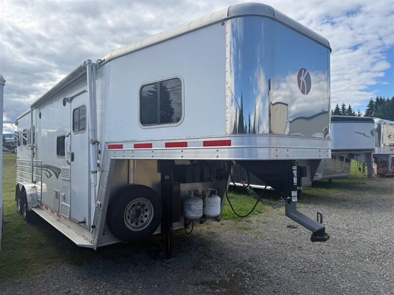 2015 Kiefer 3-Horse w/9’ Living Quarters  