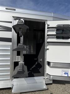 2027 4 Star Trailers 3-Horse Deluxe Gooseneck 8' Wide   - Photo 4 - Olympia, WA 98501