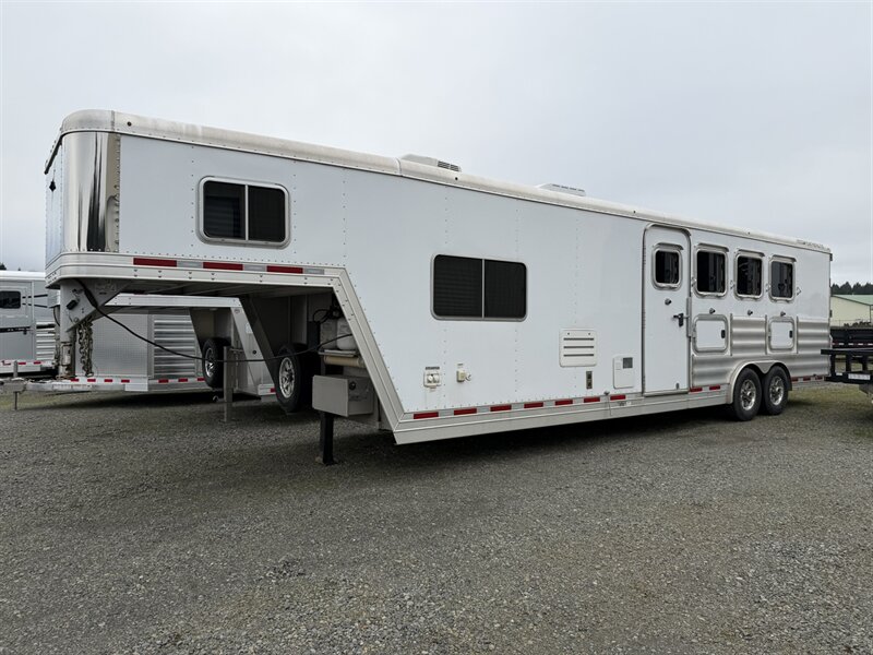 2016 Featherlite 4-Horse w/11' Living Quarters  