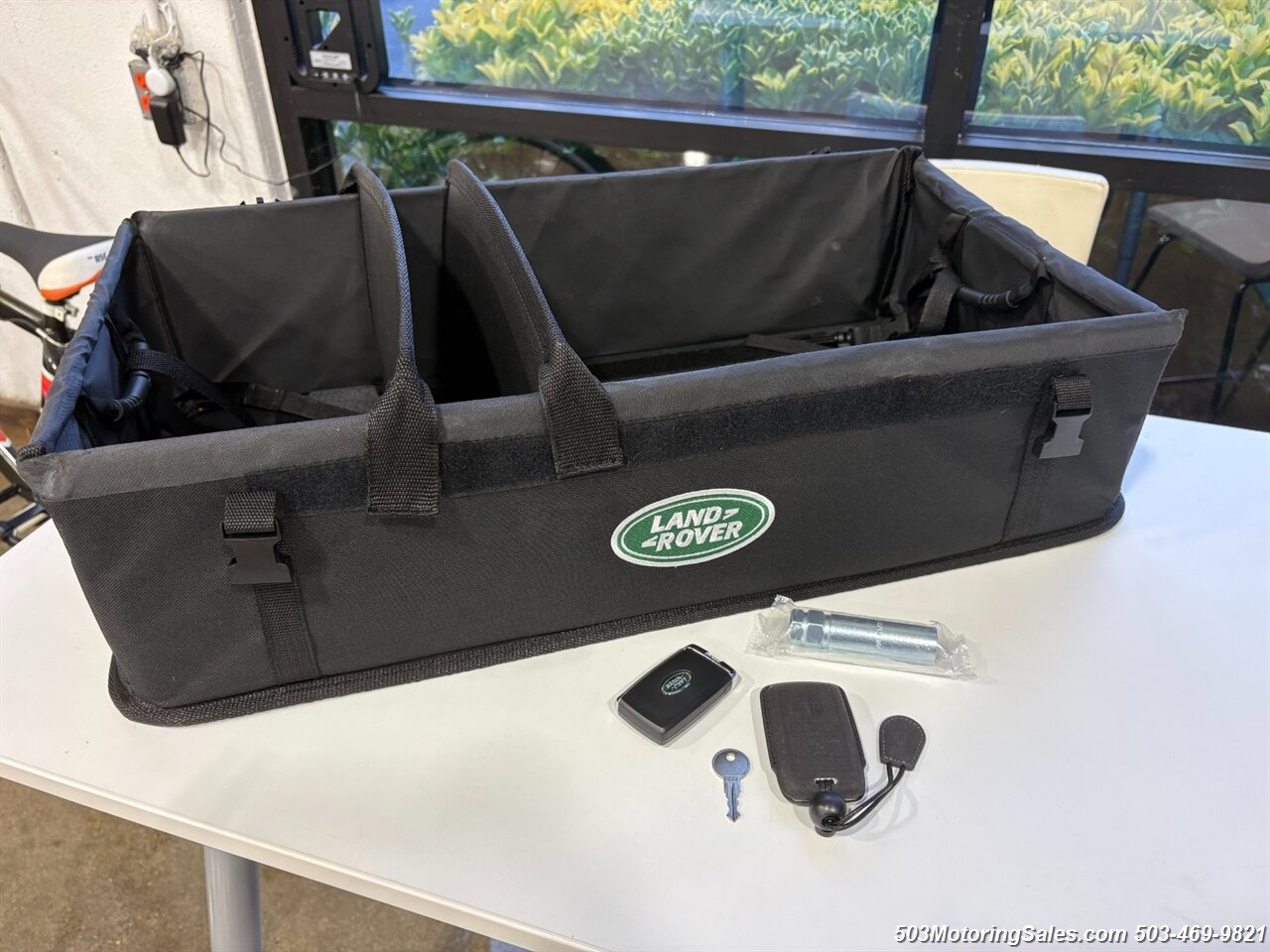 2023 Land Rover Defender 90 V8 URBAN - Photo 2 - Beaverton, OR 97005