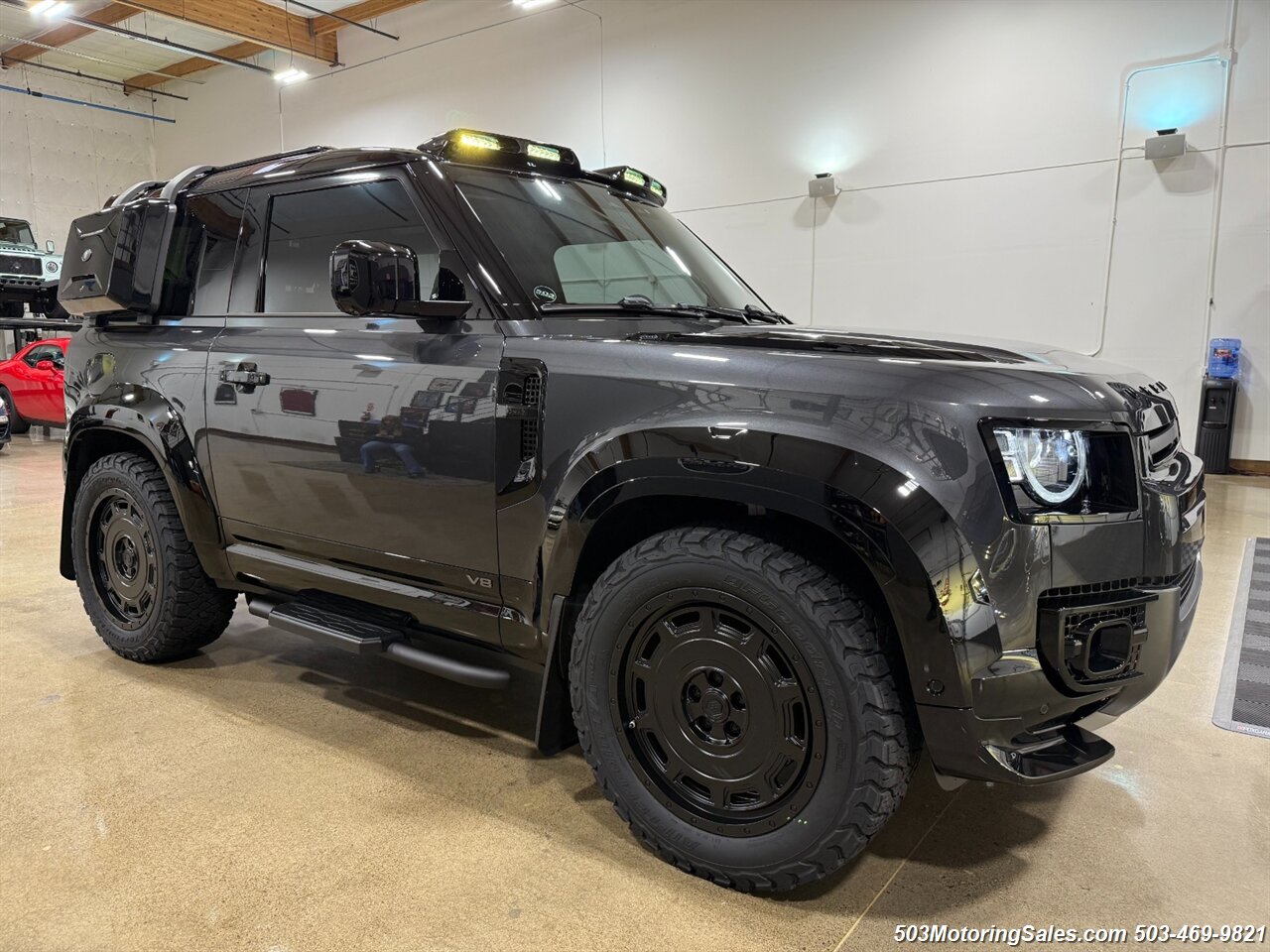 2024 Land Rover Defender 90 V8  URBAN WIDETRACK - Photo 2 - Beaverton, OR 97005