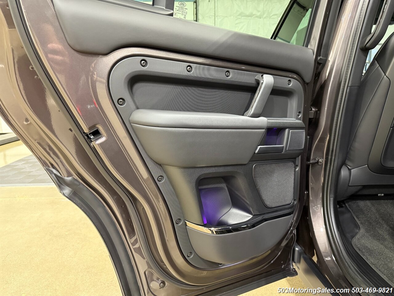 2025 Land Rover Defender 110 P635 OCTA   - Photo 79 - Beaverton, OR 97005