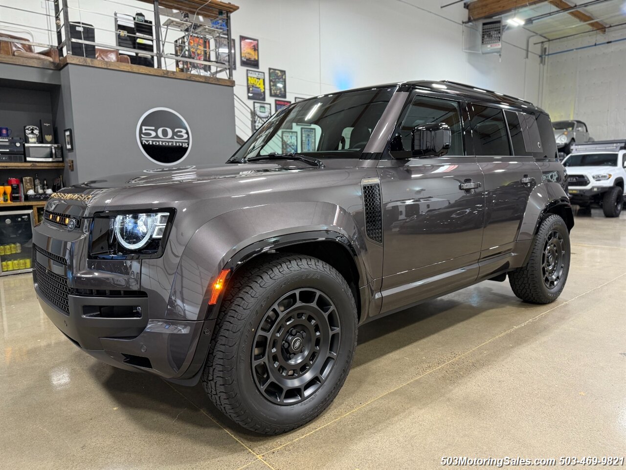 2025 Land Rover Defender 110 P635 OCTA   - Photo 1 - Beaverton, OR 97005