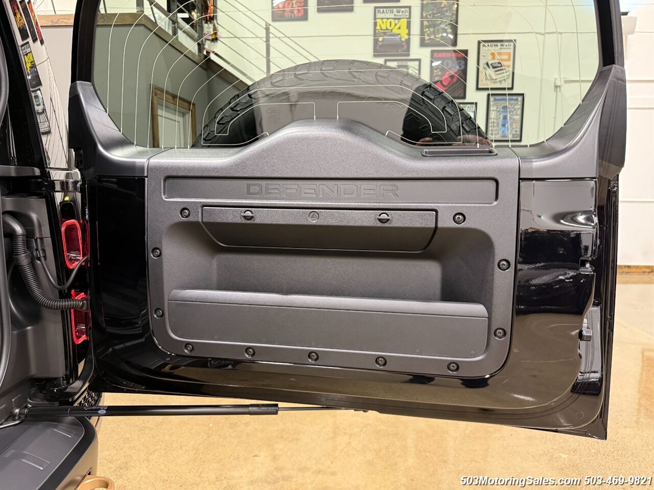 2025 Land Rover Defender 110 P635 OCTA   - Photo 95 - Beaverton, OR 97005