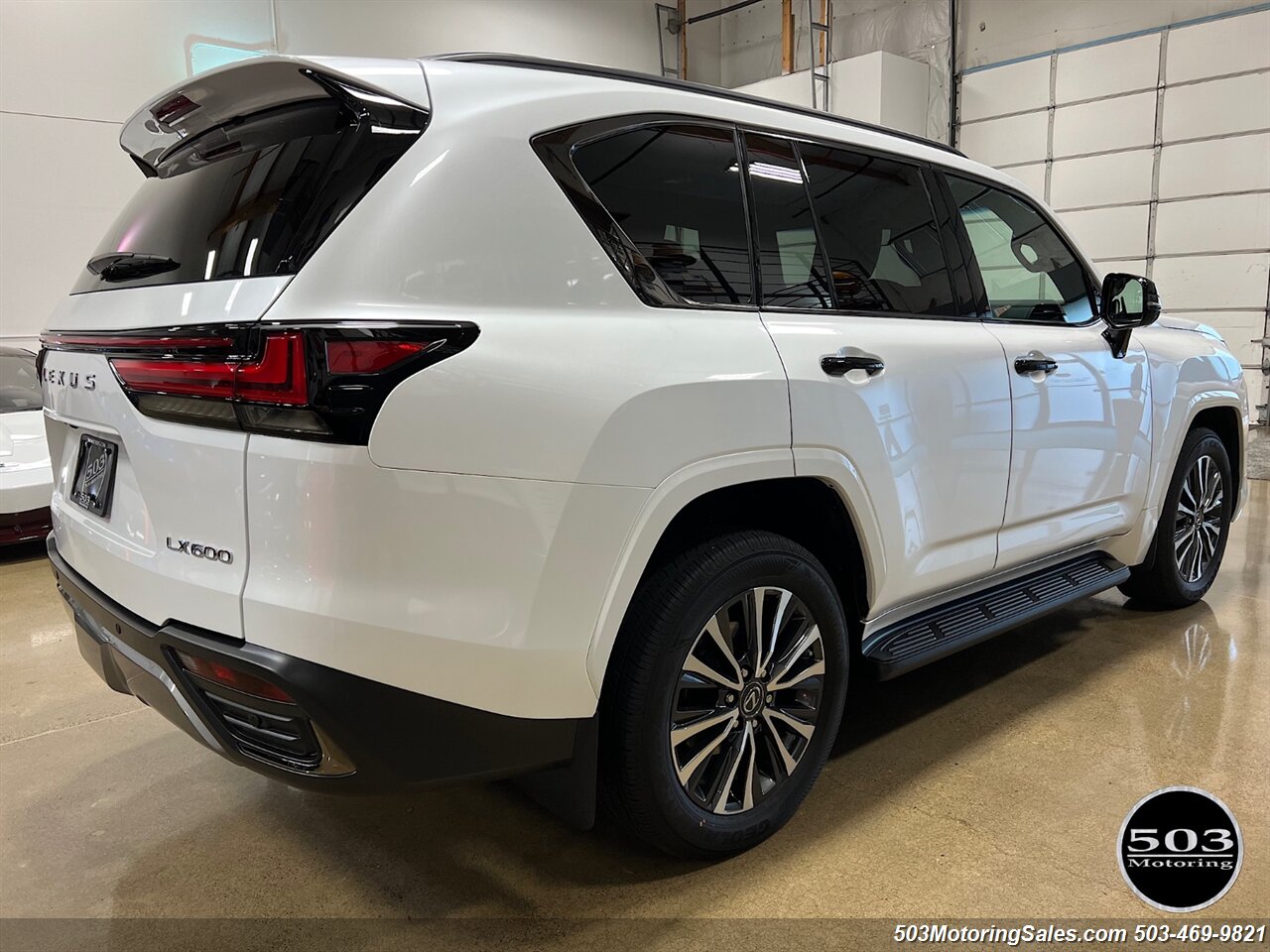 2022 Lexus LX 600 Premium   - Photo 10 - Beaverton, OR 97005