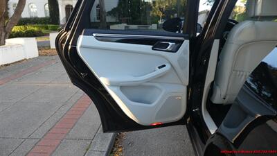 2022 Porsche Macan   - Photo 24 - South San Francisco, CA 94080