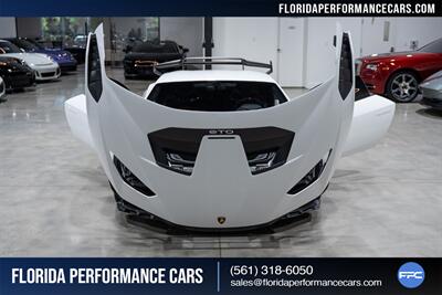 2022 Lamborghini Huracan STO - Photo 35 - Riviera Beach, FL 33407
