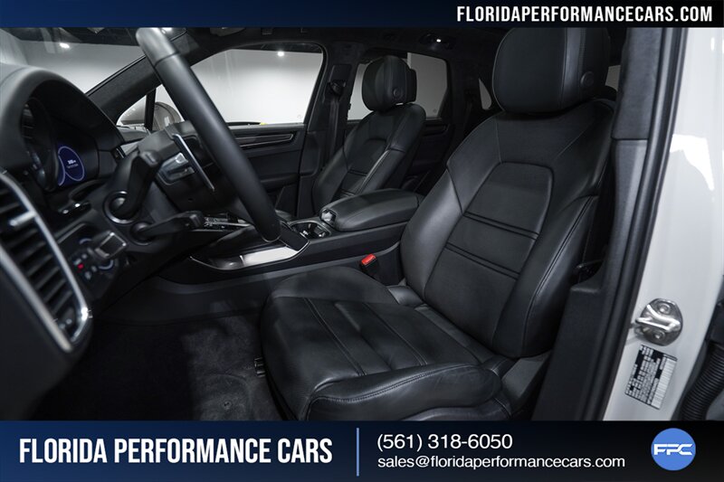 2022 Porsche Cayenne Turbo   - Photo 21 - Riviera Beach, FL 33407