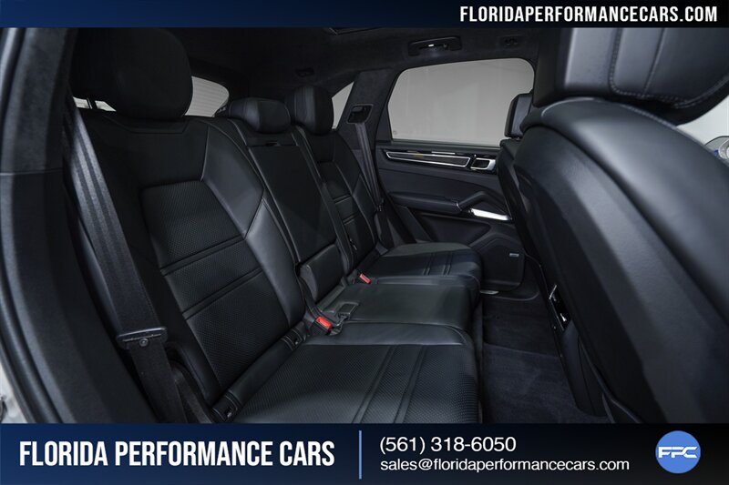 2022 Porsche Cayenne Turbo   - Photo 33 - Riviera Beach, FL 33407