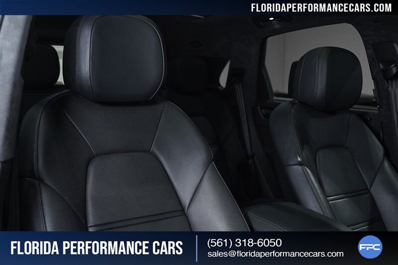 2022 Porsche Cayenne Turbo   - Photo 62 - Riviera Beach, FL 33407