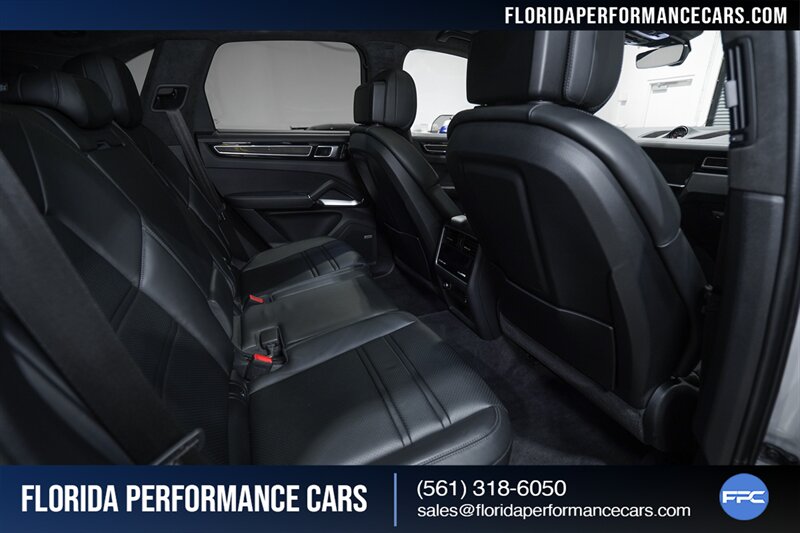 2022 Porsche Cayenne Turbo   - Photo 32 - Riviera Beach, FL 33407