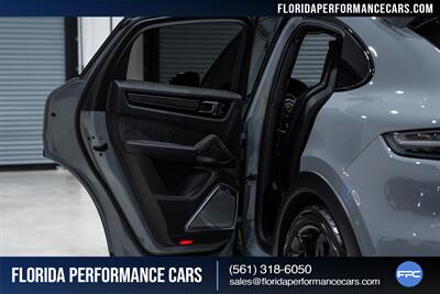 2022 Porsche Cayenne Turbo GT   - Photo 27 - Riviera Beach, FL 33407