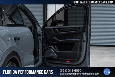 2022 Porsche Cayenne Turbo GT   - Photo 33 - Riviera Beach, FL 33407