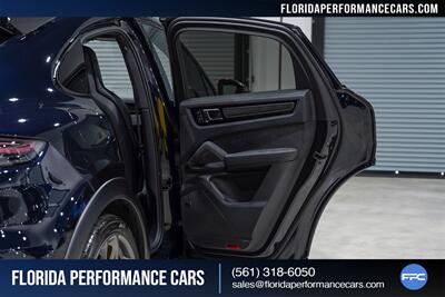 2023 Porsche Cayenne Turbo GT   - Photo 28 - Riviera Beach, FL 33407