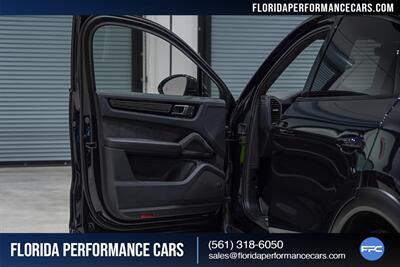 2023 Porsche Cayenne Turbo GT   - Photo 24 - Riviera Beach, FL 33407